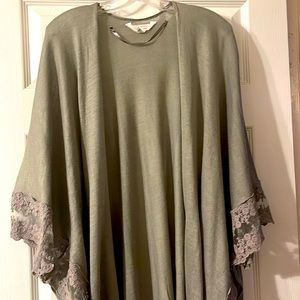 Lace sleeved gray shawl/kimono